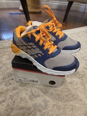 New In Box Saucony Wind 2.0 Navy/Gold Running Shoes